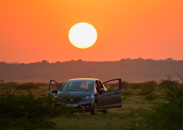夕日の中の車