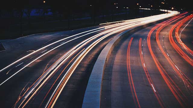 夜の高速道路