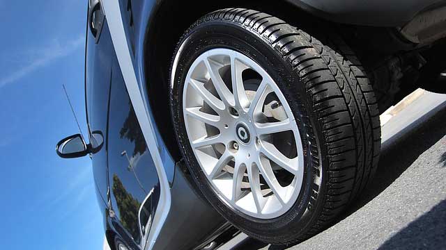 スポーツカーのタイヤ