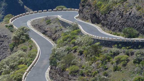 曲がりくねった山道
