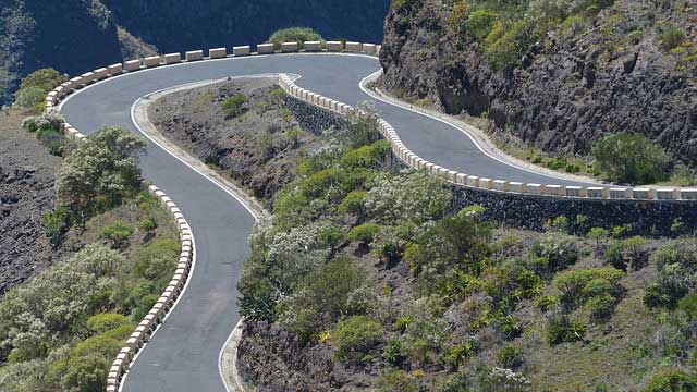 曲がりくねった山道